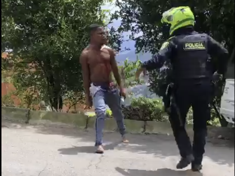 hombre atacar cuchillo policía