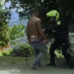 hombre atacar cuchillo policía