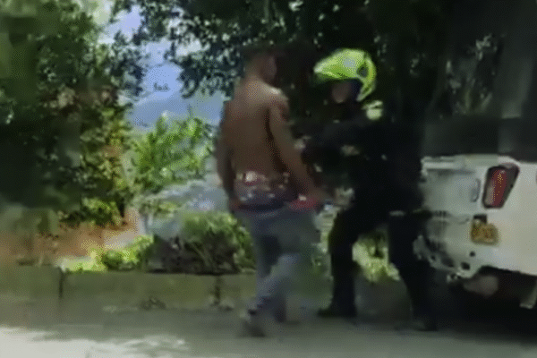 hombre atacar cuchillo policía