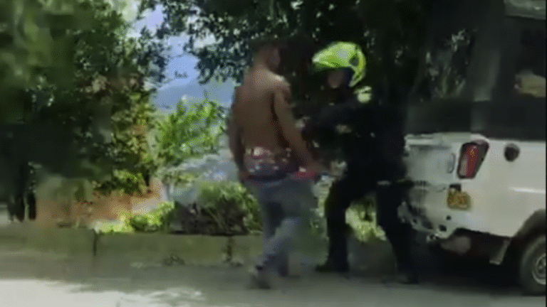 Hombre muere tras atacar con cuchillo a policía en Comuna Robledo