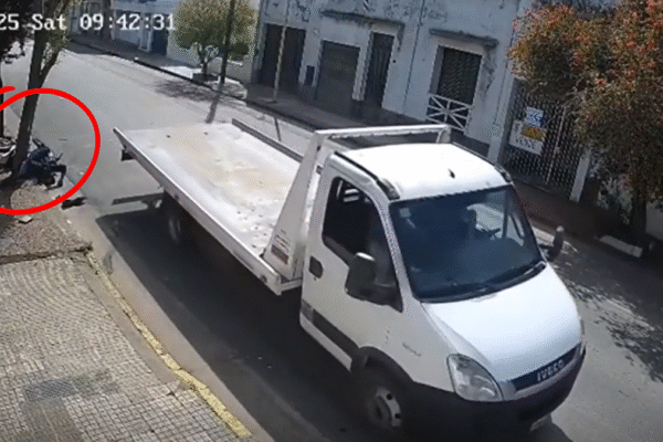 camionero aplasta motociclista