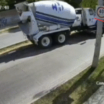 Revolvedora arrolla mata joven