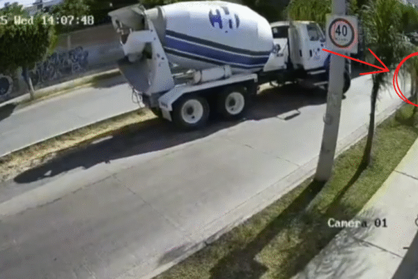 Revolvedora arrolla mata joven