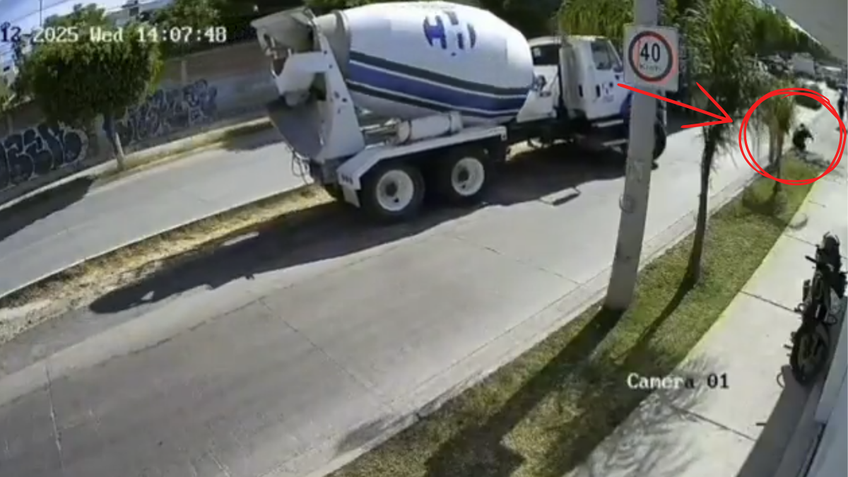 Revolvedora arrolla mata joven