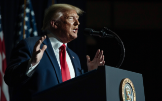 Trump estalla contra Tucker Carlson y aliados conservadores